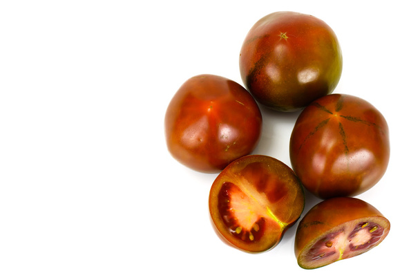Kumata zwarte tomaten geïsoleerd op witte achtergrond - Foto, afbeelding