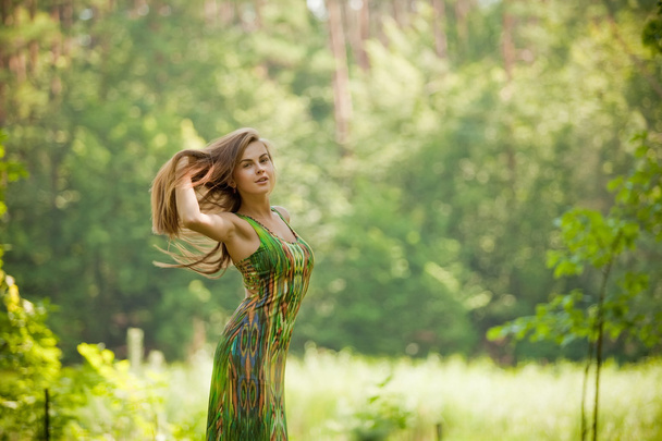 Egy gyönyörű barna egy parkban portréja  - Fotó, kép