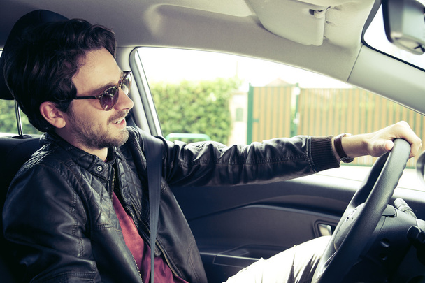 Retro style of handsome man with sun glasses smiling happy driving - Foto, imagen
