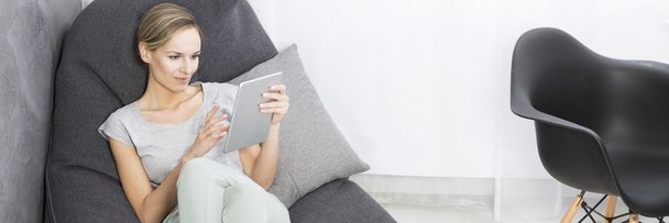 Woman with tablet - Photo, Image