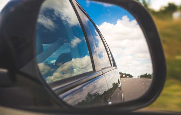 Reflectie in de achteruitkijkspiegel. Road trip - Foto, afbeelding