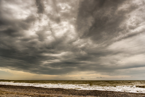 komor Vörös-tenger tartozó sötét felhők - Fotó, kép