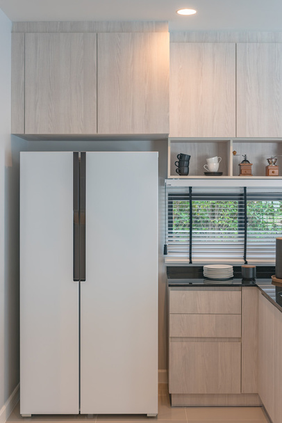 高級住宅の新しい装飾が施された木製キッチンのインテリア デザイン  - 写真・画像