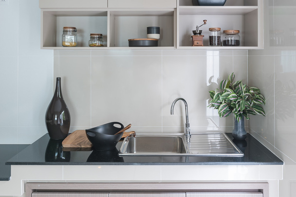 siyah mutfak tezgahı üzerinde modern lavabo  - Fotoğraf, Görsel