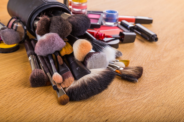 Pinceles y otras herramientas de maquillaje
 - Foto, imagen