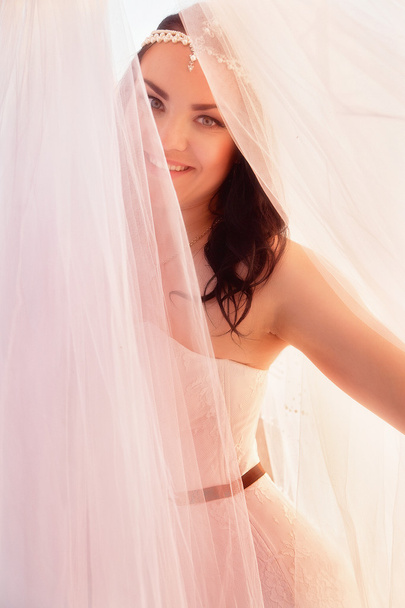 Braut mit langem Schleier - Foto, Bild