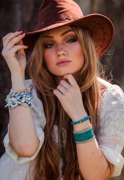 Bohemia chica en sombrero al aire libre
 - Foto, imagen