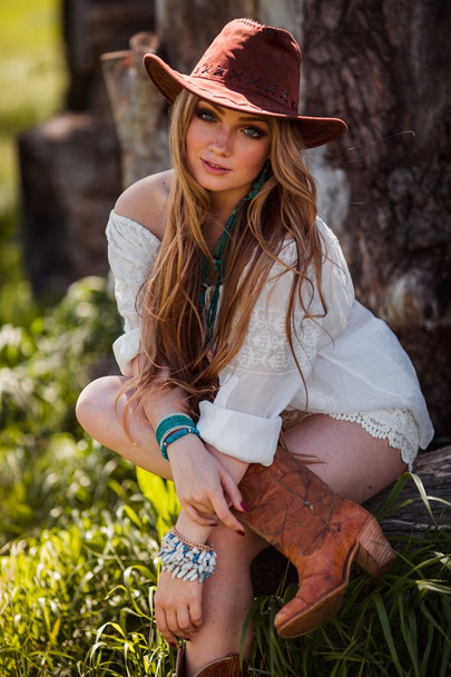 Bohemian girl in hat outdoors - Foto, Imagen