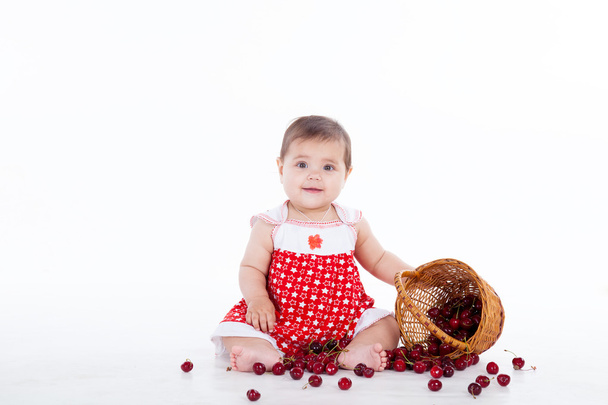 Κοριτσάκι με ένα καλάθι κεράσια - Φωτογραφία, εικόνα