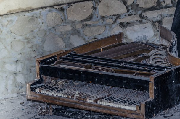 altes kaputtes Klavier - Foto, Bild