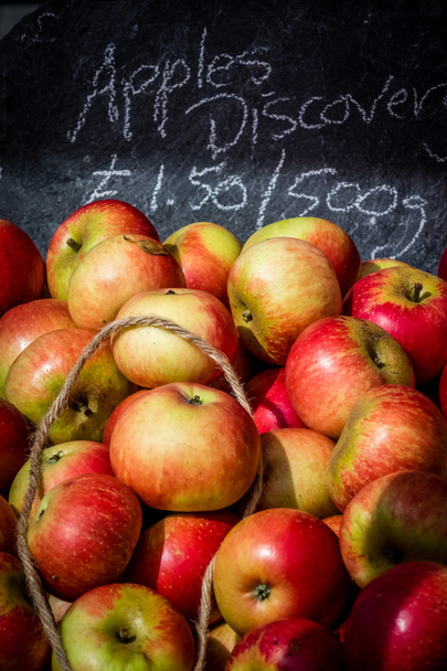 Appels in mand - Foto, afbeelding