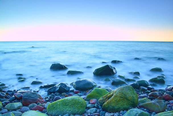 Mañana romántica en el mar. Grandes rocas que sobresalen del suave mar ondulado. Larga exposición
  - Foto, Imagen