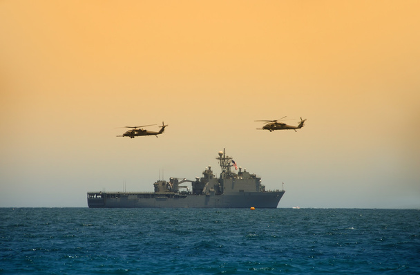 Cuirassé naval avec hélicoptères en vol stationnaire
 - Photo, image