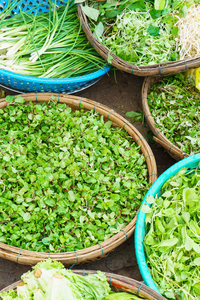 Aasian katumarkkinat myyvät tuoreita vihreän salaatin lehtiä
 - Valokuva, kuva