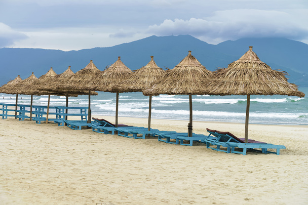 Palm schuilplaatsen en ligbedden in het China Beach - Foto, afbeelding