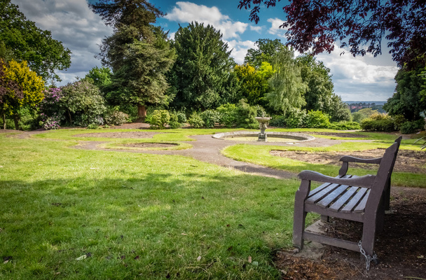 panchina vuota in un parco - Foto, immagini