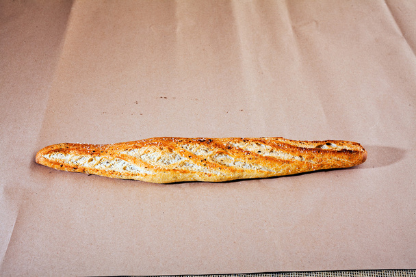 chléb se semínky na bílém pozadí, poznámka mělká hloubka pole - Fotografie, Obrázek