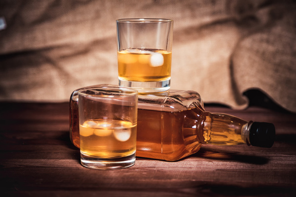bourbon whiskey rum in a glass with ice - Fotografie, Obrázek