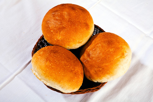 petits pains dans un panier en osier sur le fond blanc
 - Photo, image