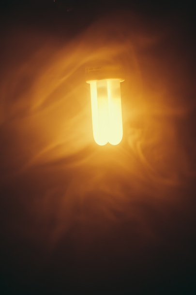 Leuchtstofflampe, warmes Licht im Nebel - Foto, Bild