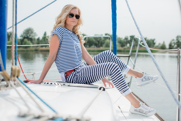 donna sul suo yacht privato
 - Foto, immagini