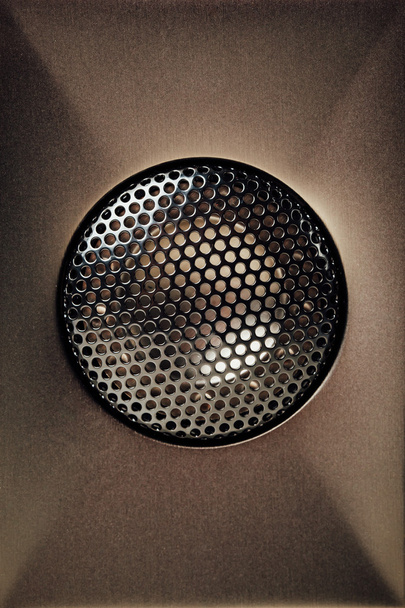 brązowy audio głośnik wysokotonowy z siatką grill - Zdjęcie, obraz