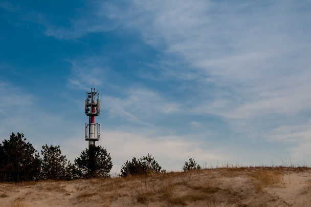 Torre delle telecomunicazioni sulla spiaggia
  - Foto, immagini