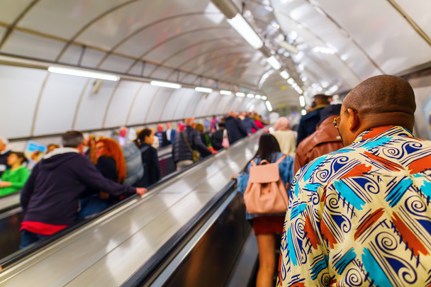 geschäftige Pendler im Aufzug einer U-Bahn-Station in London, Großbritannien - Foto, Bild
