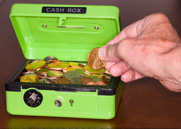 Caixa de dinheiro verde com moedas de ouro e prata
 - Foto, Imagem