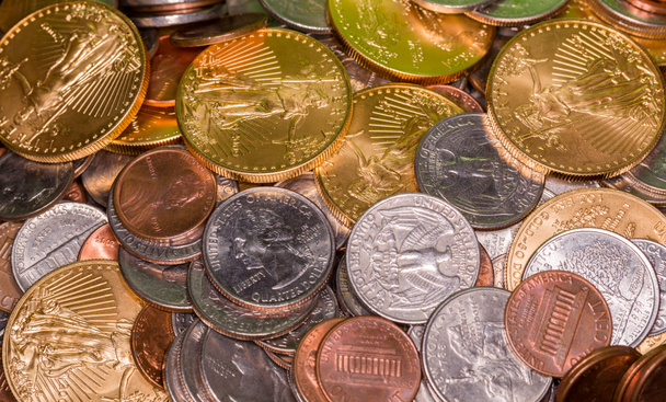 ons munten met inbegrip van een ounce puur goud - Foto, afbeelding