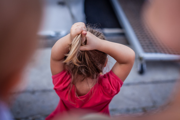 Дівчина, регулюючи волосся
 - Фото, зображення