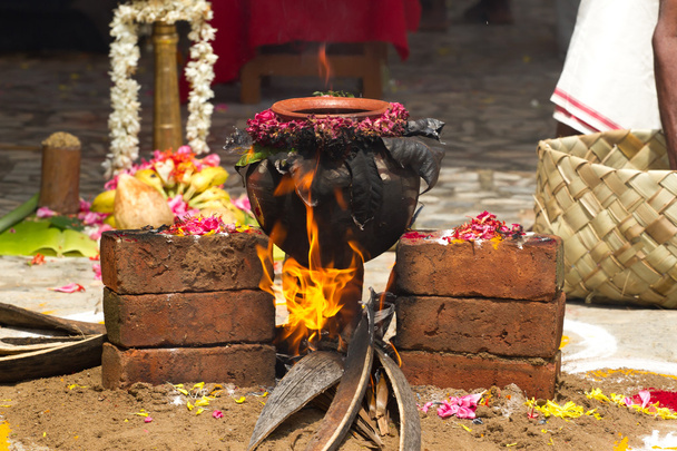 Clay pot van zwarte bestemd voor rituele ceremonies. Pongala rituelen bieden bolied rijst naar godness - Foto, afbeelding