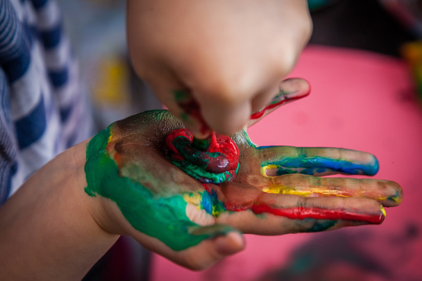 Child extracting paint  - Фото, изображение