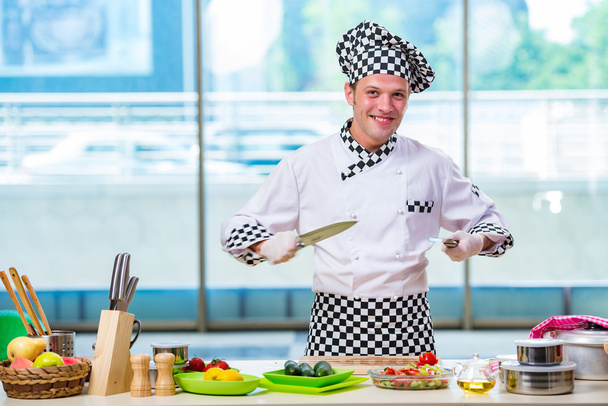 Erkek aşçı mutfakta yiyecek hazırlama - Fotoğraf, Görsel