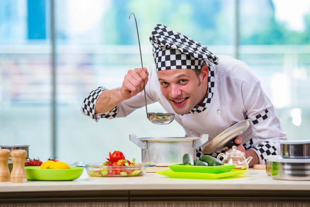 台所で食品を準備する男性・ クック - 写真・画像