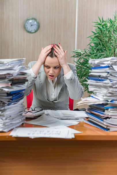 Žena ve stresu z nadměrné papírování - Fotografie, Obrázek