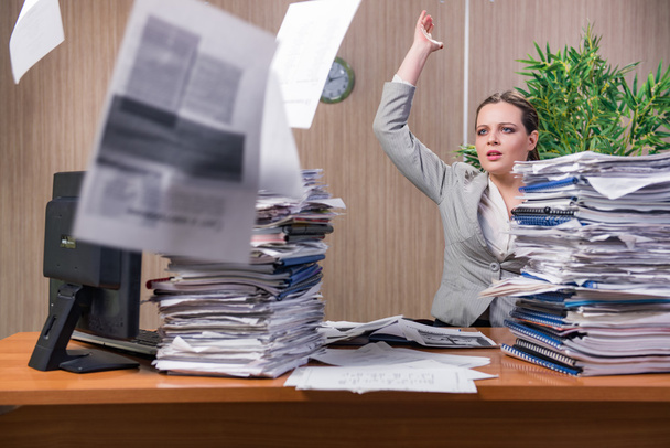 Femme d'affaires sous stress travaillant dans le bureau
 - Photo, image