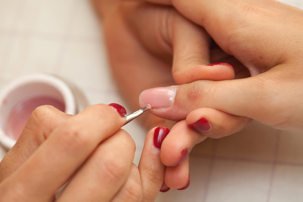 Mani femminili e oggetti correlati manicure nel salone termale. FDC morbido
 - Foto, immagini