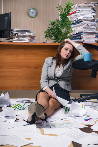 Zakenvrouw onder stress werken op kantoor - Foto, afbeelding
