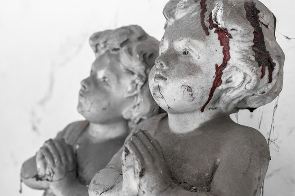 Αιματηρή παιδί άγαλμα  - Φωτογραφία, εικόνα