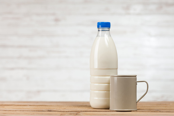 Láhev mléka na dřevěný stůl - Fotografie, Obrázek
