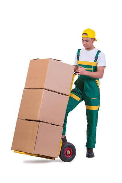 Hombre joven moviendo cajas con carro aislado en blanco
 - Foto, Imagen