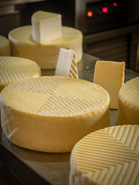 Μεγάλα κομμάτια κατσικίσιο τυρί - Φωτογραφία, εικόνα