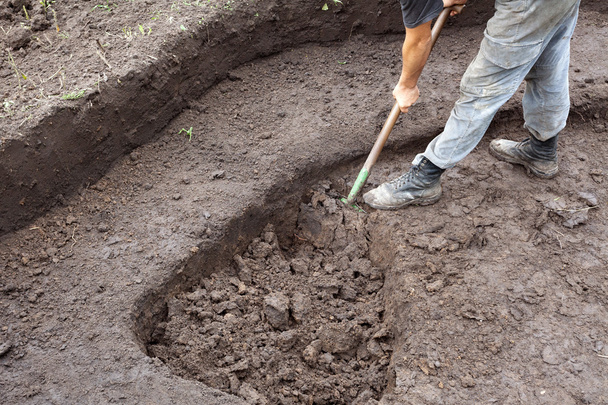 Рабочий, копающий яму
 - Фото, изображение