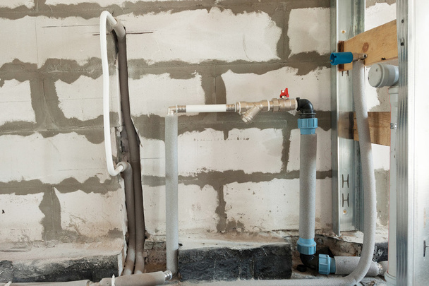 Bau von Rohren und Ventilen einer Heizungsanlage im Haus - Foto, Bild