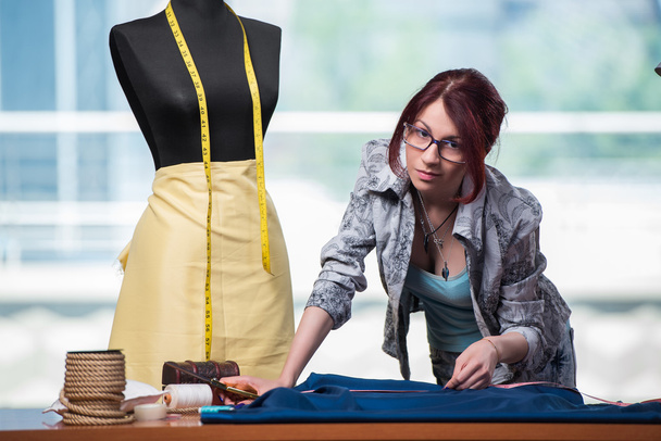 femme tailleur travaillant sur de nouveaux vêtements - Photo, image