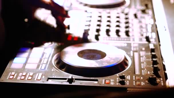 DJの手は、ナイトクラブでDJミキサーコンソール上の様々なトラックコントロールを微調整 - 映像、動画