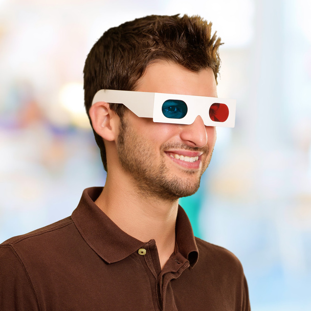 Uomo che guarda la televisione in occhiali 3D
 - Foto, immagini