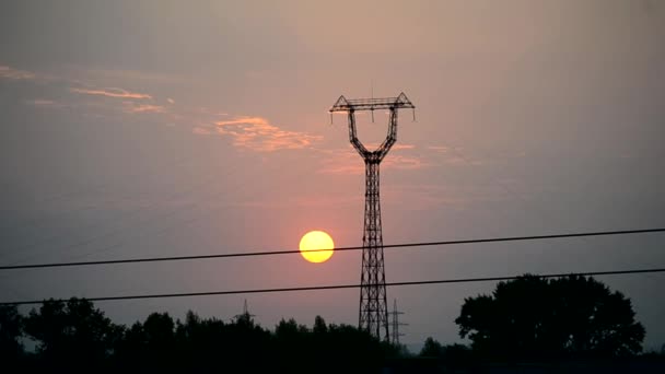Caducidad del amanecer con torre de transmisión
 - Metraje, vídeo