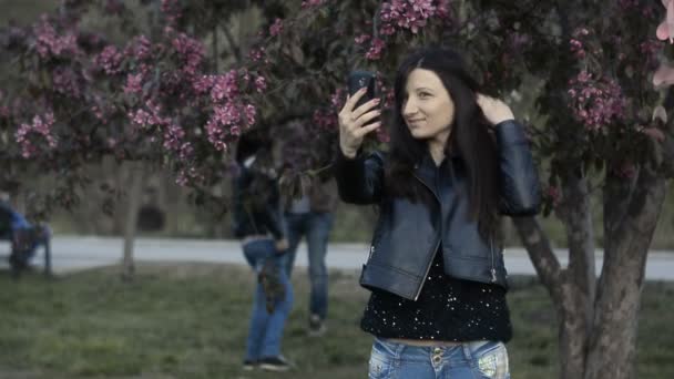 Portrét atraktivní mladá žena sama, jako fotografování v Selfie. - Záběry, video